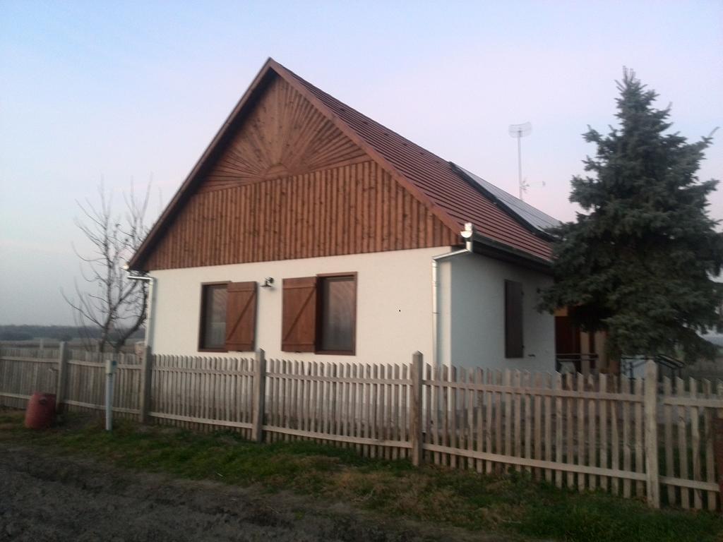 Eszter-ház vendégház Kerekegyháza Exterior foto