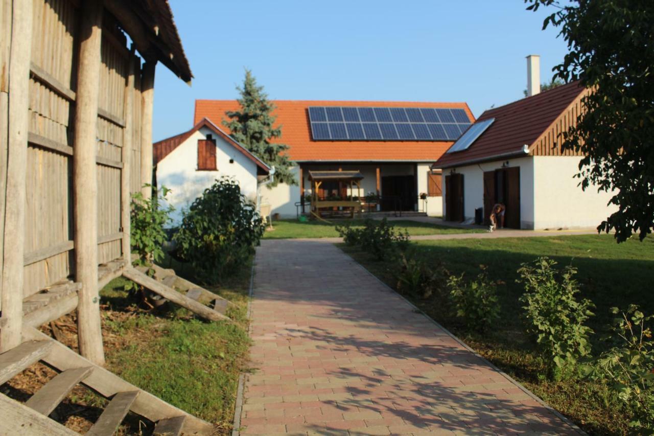 Eszter-ház vendégház Kerekegyháza Exterior foto